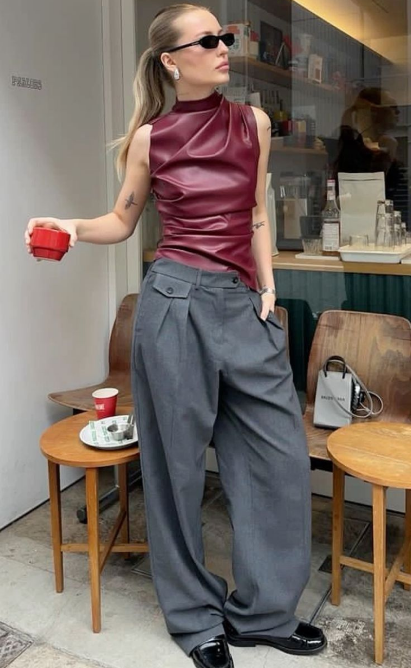 look-com-blusa-de-gola-alta-vinho