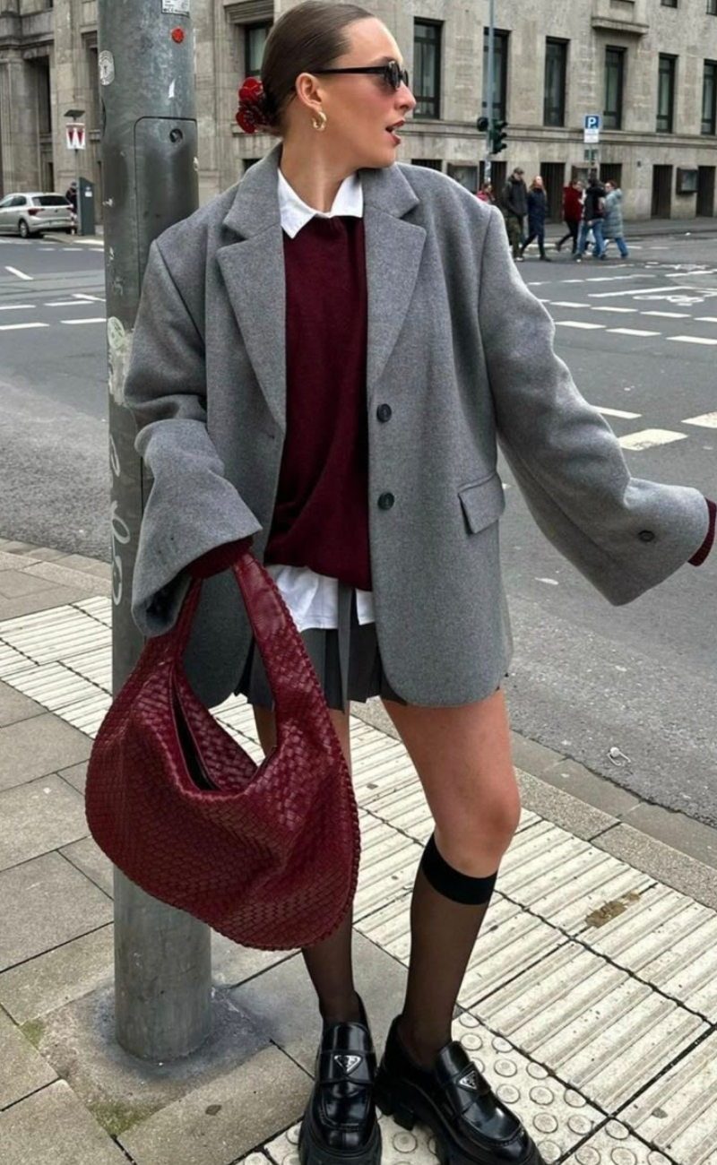 look-com-bolsa-grande-burgundy