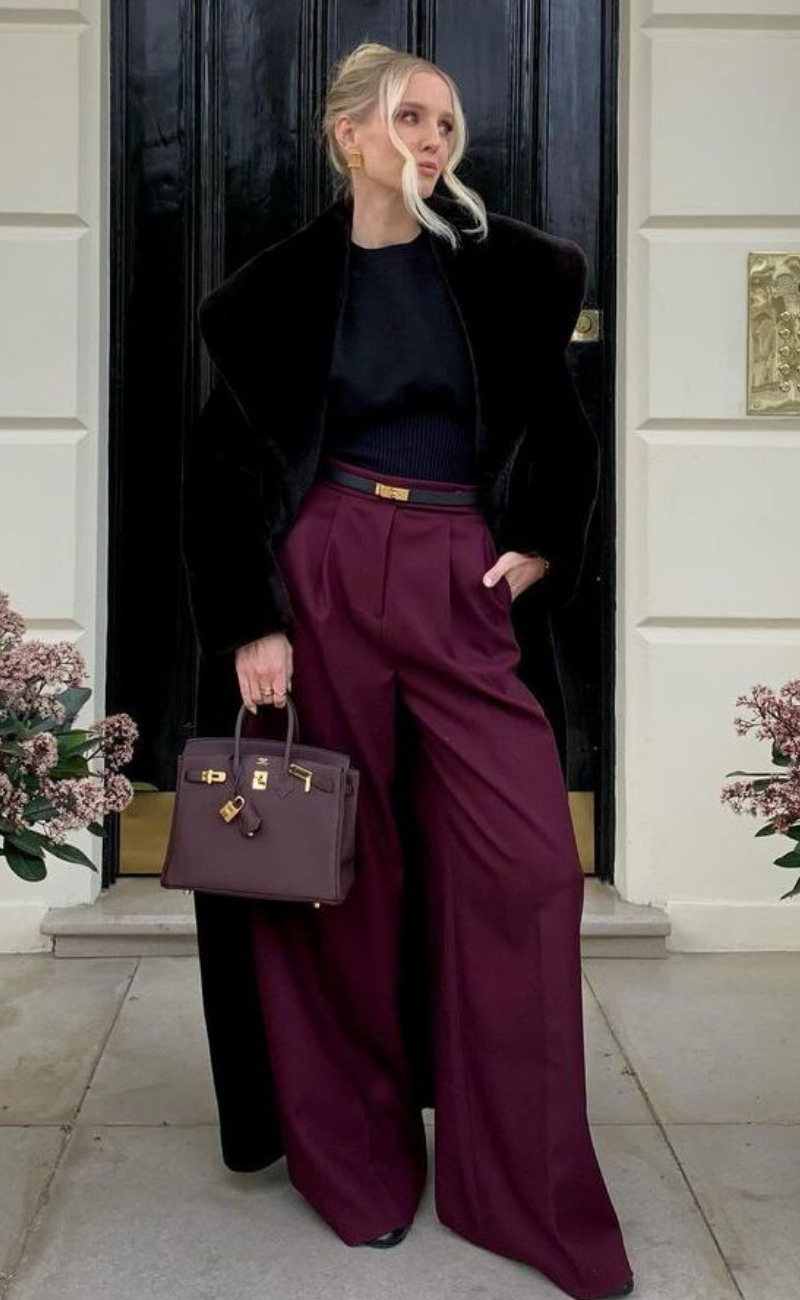 look-com-calça-vinho-e-trench-coat-alongado