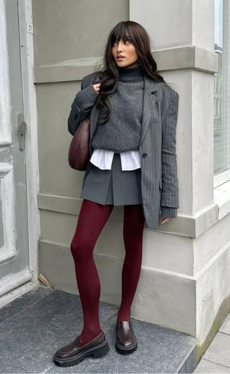 look-com-meia-calça-burgundy-e-saia