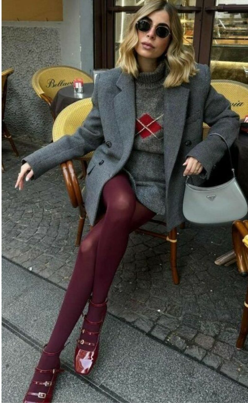 look-com-meia-calça-e-sapato-burgundy