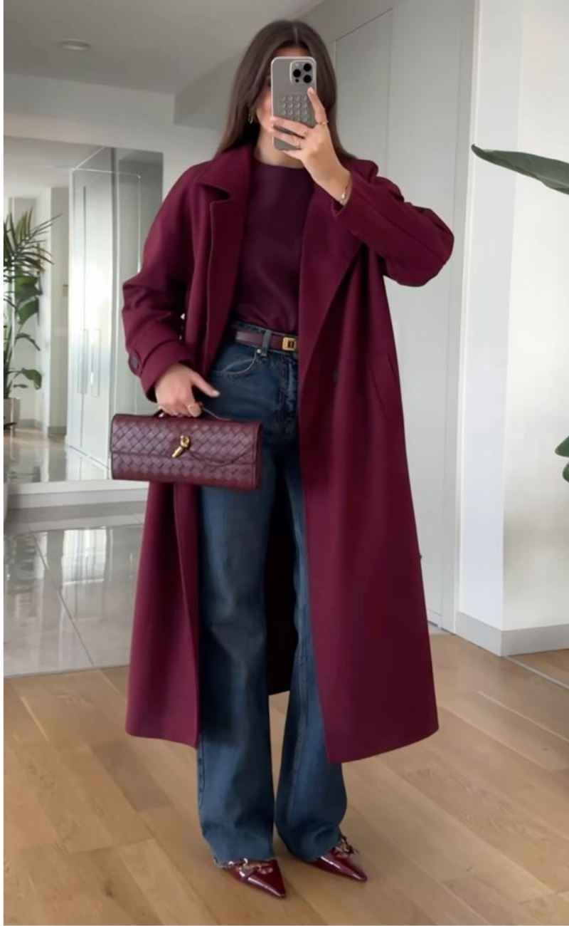 look-com-trench-coat-alongado-burgundy-e-calça-jeans