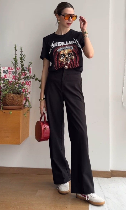 look-calça-pantalona-preta-camiseta-estampada