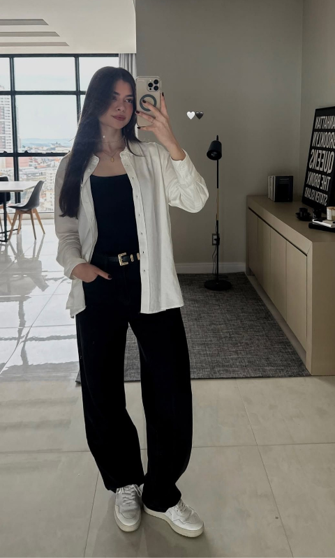 look-camisa-branca-calça-preta-look-faculdade